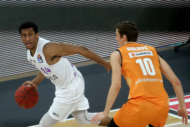 斯蒂勒在接 斯蒂勒在接